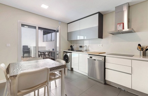 Seixal House | Holiday Home 'Sunset' with Private Pool, Wi-Fi and Air Conditioning