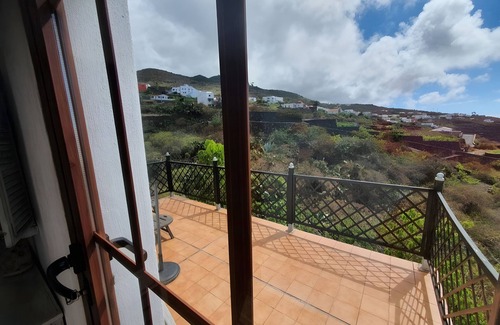 Mocanal House | Holiday Home 'Sunset Hollidays Home' with Private Garden, Balcony and Wi-Fi