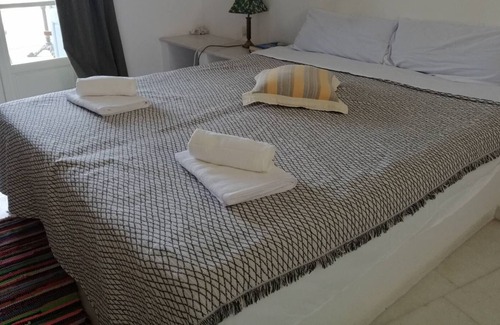 Agkidia House | Holiday Home 'Traditional House In Naxos' with Shared Terrace, Shared Garden and Wi-Fi