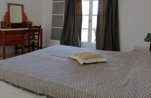 Agkidia House | Holiday Home 'Traditional House In Naxos' with Shared Terrace, Shared Garden and Wi-Fi