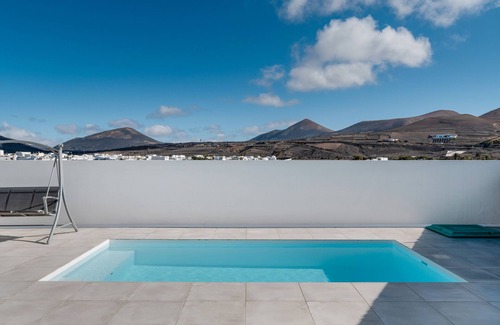 Uga House | Holiday Home 'Tranquility Among Volcanoes' with Private Pool, Shared Terrace and Wi-Fi