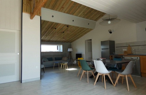 Cleder House | Holiday Home 'Ty Reuniou - La Grange' with Sea View, Shared Terrace and Wi-Fi