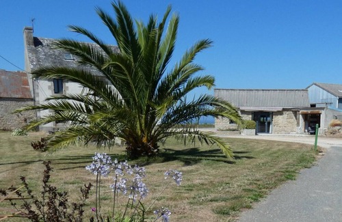 Cleder House | Holiday Home 'Ty Reuniou - La Grange' with Sea View, Shared Terrace and Wi-Fi