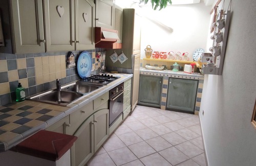 Monte Petrosu House | Holiday Home 'Villetta Girgolu' with Private Garden and Air Conditioning