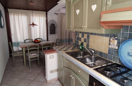 Monte Petrosu House | Holiday Home 'Villetta Girgolu' with Private Garden and Air Conditioning
