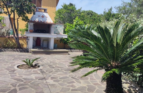 Monte Petrosu House | Holiday Home 'Villetta Girgolu' with Private Garden and Air Conditioning