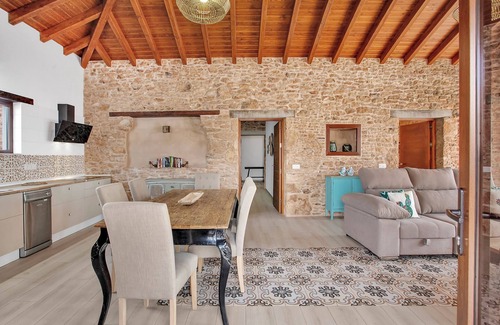 Tiscamanita Villa | Holiday Home Villa Rural Sajoná with Sea Views, Pool and Wi-Fi