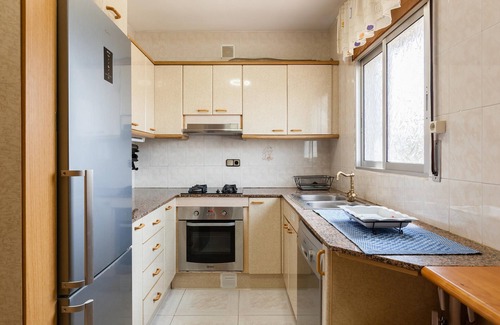 Castellet i la Gornal House | Holiday Home 'Villa Gessami' with Mountain View, Pool & Wi-Fi