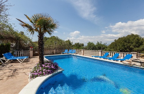 Castellet i la Gornal House | Holiday Home 'Villa Gessami' with Mountain View, Pool & Wi-Fi