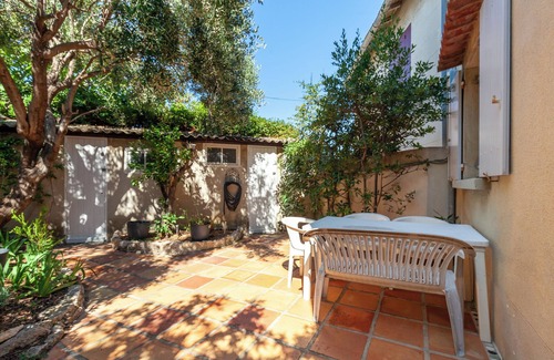 7th Arrondissement House | Holiday Home 'Villa Granier' with Private Terrace, Private Garden and Wi-Fi
