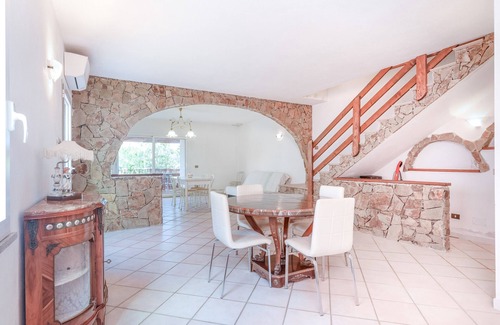 Golfo Aranci House | Holiday Home 'Villa Alfredo Golfo Aranci' with Sea View, Private Terrace and Air Conditioning