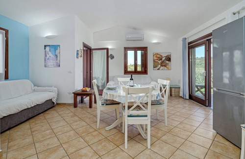 Case Peschiera-Lu Fraili House | Holiday Home 'Villa Eleonora-iun-p6104' with Shared Pool, Terrace and Air Conditioning
