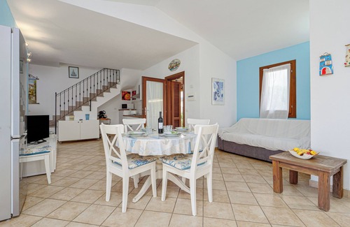 Case Peschiera-Lu Fraili House | Holiday Home 'Villa Eleonora-iun-p6104' with Shared Pool, Terrace and Air Conditioning