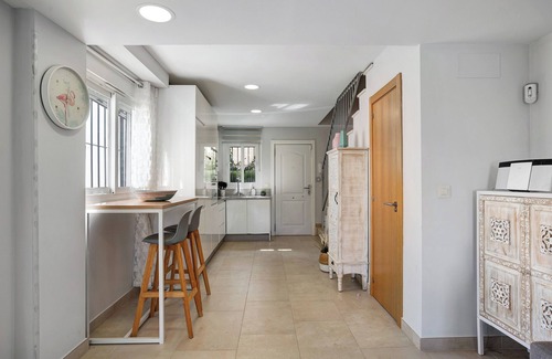 Atlanterra House | Holiday Home 'Villa Miradores' with Shared Pool, Wi-Fi and Air Conditioning