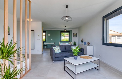 Sommieres Villa | Holiday Home 'Villa Maryet' with Private Terrace, Wi-Fi and Air Conditioning