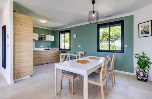 Sommieres Villa | Holiday Home 'Villa Maryet' with Private Terrace, Wi-Fi and Air Conditioning