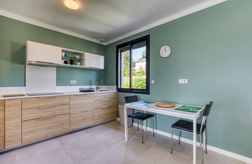 Sommieres Villa | Holiday Home 'Villa Maryet' with Private Terrace, Wi-Fi and Air Conditioning