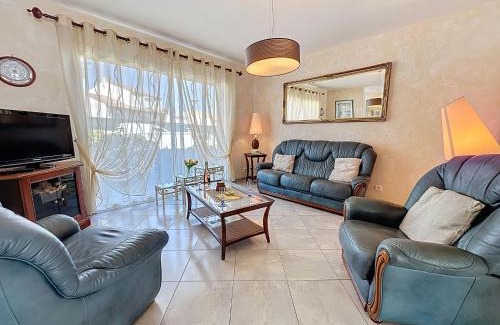 Tharon-Plage House | Holiday Home Villa Sel et Pins by Interhome