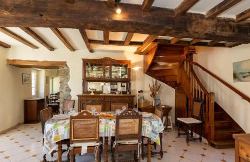 Saint-Coulomb House | Holiday Home Ville Guerin by Interhome