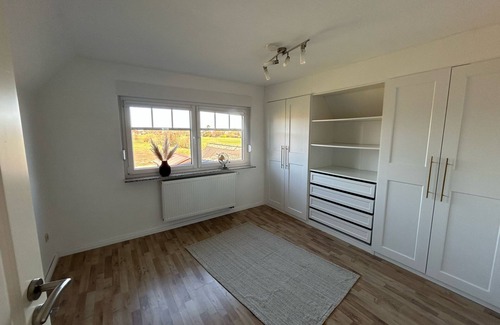 Ihlow House | Holiday Home 'Weißer Friese' with Private Terrace, Shared Garden and Wi-Fi