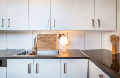 Brunsbuttel House | Holiday Home 'Wellness Oasis with Whirlpool and Sauna' with Private Terrace, Garden and Wi-Fi