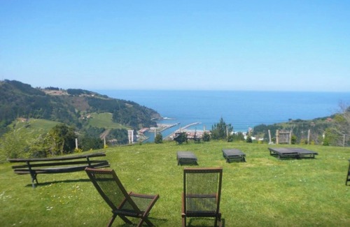 Deba House | Holiday Home with Mountain Views, Private Garden and Wi-Fi