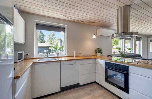 Hoensinge House | Holiday home with outdoor jacuzzi and shelter