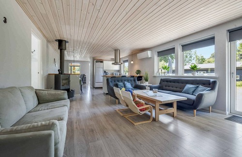 Hoensinge House | Holiday home with outdoor jacuzzi and shelter