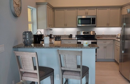 Rotonda Heights House | Holiday home with a picturesque view of the lake
