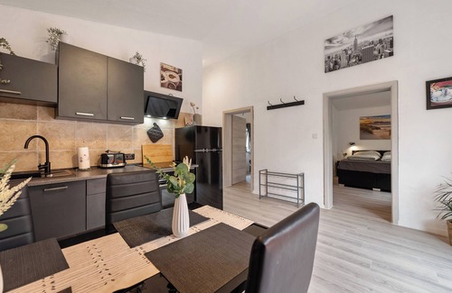 Hinzerath House | Holiday Home 'Zum Stumpfen Turm' with Private Terrace, Private Garden and Wi-Fi