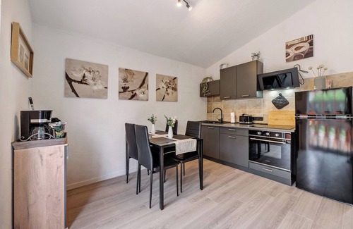 Hinzerath House | Holiday Home 'Zum Stumpfen Turm' with Private Terrace, Private Garden and Wi-Fi