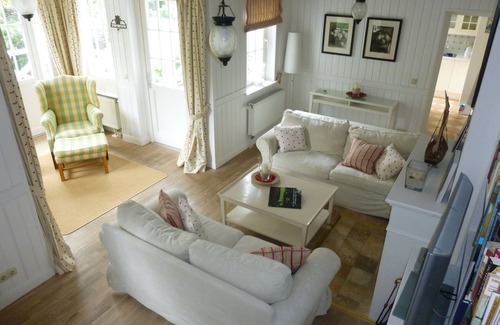 Klein Bollhagen House | Holiday house "Am Brunnen" with private whirlpool, fireplace, garden