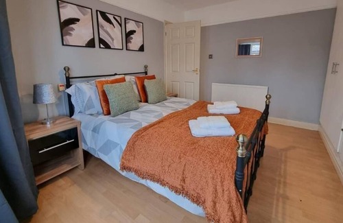 Droylsden House | Holiday house Droylsden for 1 - 6 persons with 3 bedrooms - Twin house