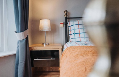 Droylsden House | Holiday house Droylsden for 1 - 6 persons with 3 bedrooms - Twin house