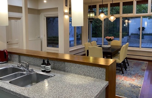 Canterbury House | Holiday House in Canterbury with pool