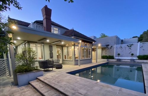 Canterbury House | Holiday House in Canterbury with pool