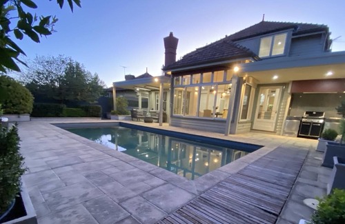 Canterbury House | Holiday House in Canterbury with pool