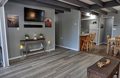 Eddyville House | Holiday House (Sleeps 1-12) - Offer a 4-bedroom, 2-bath unit with 1 queen, 3 full, 4 twin beds, and a pull-out sofa.