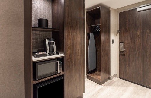 Chelsea Hotel | Holiday Inn Boston Logan Airport - Chelsea by IHG