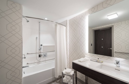 Chelsea Hotel | Holiday Inn Boston Logan Airport - Chelsea by IHG