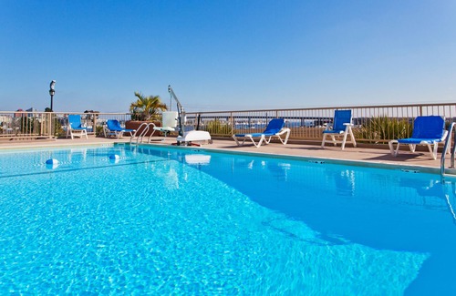 Charleston Hotel | Holiday Inn Charleston Riverview by IHG