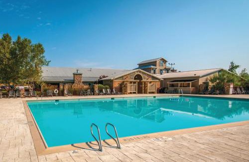 Clarkesville Hotel | Holiday Inn Club Vacations Apple Mountain Resort at Clarkesville