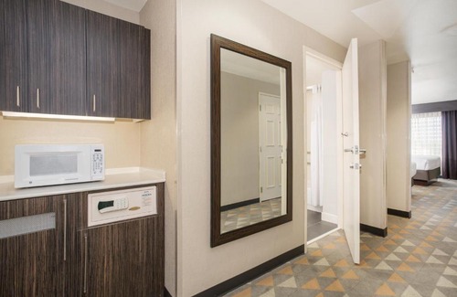 Southeast Colorado Springs Hotel | Holiday Inn Colorado Springs - Airport by IHG
