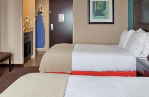 North Kansas City Hotel | Holiday Inn Express & Suites North Kansas City by IHG