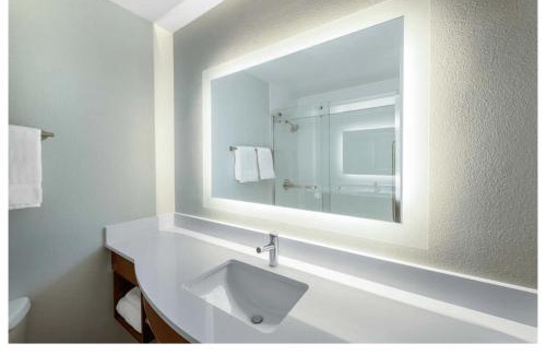 Southeast Colorado Springs Hotel | Holiday Inn Express & Suites Colorado Springs-Airport by IHG