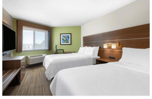 Southeast Colorado Springs Hotel | Holiday Inn Express & Suites Colorado Springs-Airport by IHG