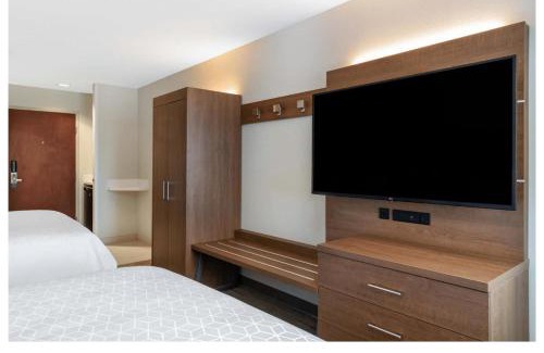 Southeast Colorado Springs Hotel | Holiday Inn Express & Suites Colorado Springs-Airport by IHG