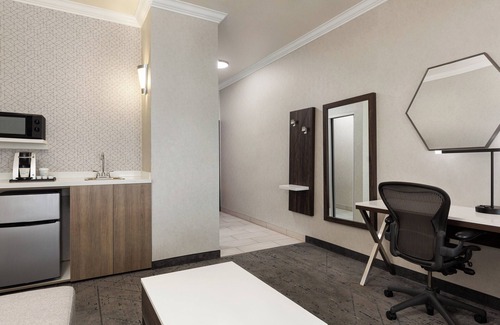 Bakersfield Hotel | Holiday Inn Express and Suites Bakersfield Central by IHG