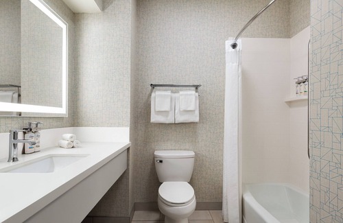 Bakersfield Hotel | Holiday Inn Express and Suites Bakersfield Central by IHG