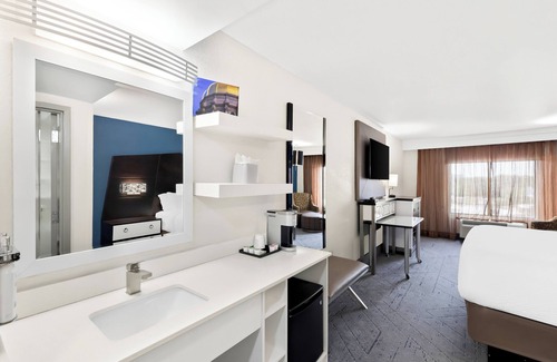 Smyrna Hotel | Holiday Inn Express Atlanta Galleria - Ballpark Area by IHG